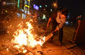 Chùm ảnh: Người Hà Nội đốt lửa trong đêm rét nhất từ đầu mùa, nhiệt độ dưới 12 độ C - Ảnh 17.