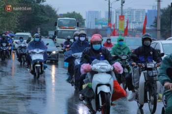 Ảnh: Người dân ùn ùn rời Hà Nội, đội mưa về quê ăn Tết, đường vành đai 3 tắc dài hàng km - Ảnh 16.