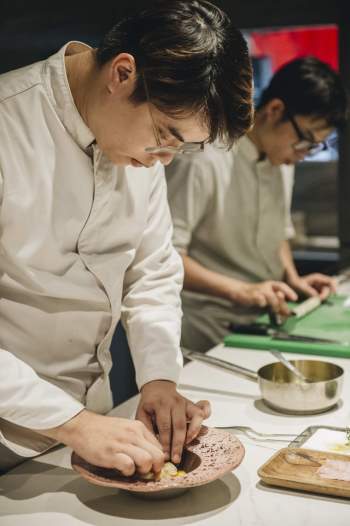 Bếp trưởng nhà hàng Hà Nội lọt top 100 châu Á: Bỏ sự nghiệp nước ngoài, về nước với công thức thành công chỉ sau 2 năm - Ảnh 17.
