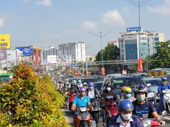 Ảnh: Cửa ngõ vào trung tâm Sài Gòn ùn tắc không lối thoát, ô tô và xe máy chen nhau dàn hàng kín mặt đường - Ảnh 16.