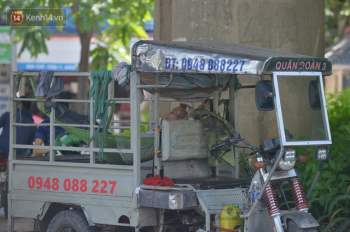 Nắng nóng đỉnh điểm từ đầu hè lên đến 40 độ C tại Hà Nội: Nhựa đường tan chảy, người dân dùng nước tưới đường giữa trưa - Ảnh 16.