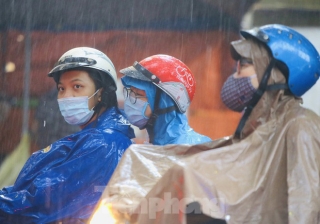 Ngày đầu tuần mưa lớn, nhiều tuyến phố Hà Nội ùn tắc dài - Ảnh 17.