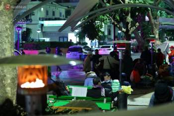Người dân quây quần dưới 20 cây sưởi tỏa nhiệt trong bệnh viện giữa đêm đông buốt giá ở Hà Nội: Màn trời chiếu đất trông người bệnh, giờ đã ấm hơn rồi - Ảnh 17.