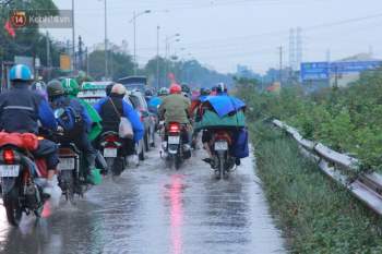 Ảnh: Người dân ùn ùn rời Hà Nội, đội mưa về quê ăn Tết, đường vành đai 3 tắc dài hàng km - Ảnh 17.