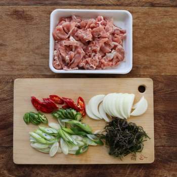 Chỉ là món thịt lợn xào thôi nhưng làm theo cách của người Hàn sẽ vừa ngon lại không ngấy - Ảnh 1.