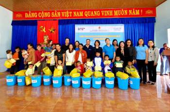Thứ trưởng Nguyễn Thị Hà thăm và tặng quà trẻ em tại Nam Trà My, tỉnh Quảng Nam - Ảnh 1.
