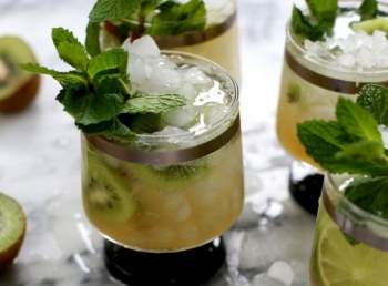 Cách-làm-cocktail-kiwi-với-lá-bạc-hà-mát-lạnh-a.jpeg