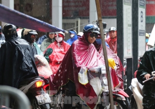 Ngày đầu tuần mưa lớn, nhiều tuyến phố Hà Nội ùn tắc dài - Ảnh 18.