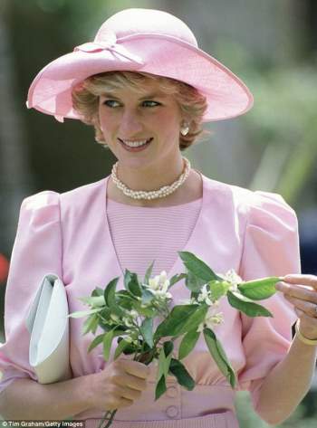 Học Công nương Diana cách diện gam màu hồng để không bị chê là 