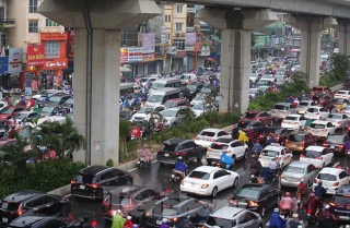 Ngày đầu tuần mưa lớn, nhiều tuyến phố Hà Nội ùn tắc dài - Ảnh 19.