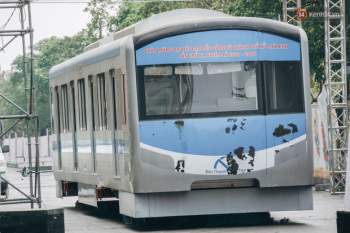 Cận cảnh đường hoa Nguyễn Huệ Tết Tân Sửu 2021 đang gấp rút hoàn thiện, bất ngờ xuất hiện toa tàu Metro - Ảnh 19.