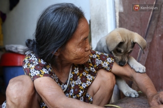 Gặp cụ bà lưng còng cõng bao quần áo, mì tôm ủng hộ người dân miền Trung: Hơn 200.000 đồng/tháng tôi vẫn đủ ăn tiêu xả láng, của ít lòng nhiều, giúp được phần nào đỡ phần đó - Ảnh 22.