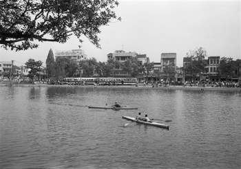 Hồ Gươm đối lập sau nửa thế kỷ qua ảnh tư liệu của phóng viên AP - Ảnh 20.