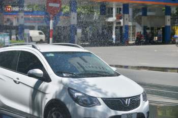 Nắng nóng đỉnh điểm từ đầu hè lên đến 40 độ C tại Hà Nội: Nhựa đường tan chảy, người dân dùng nước tưới đường giữa trưa - Ảnh 20.