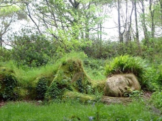 Lạ kỳ bức tượng thiếu nữ nằm ngủ được mẹ thiên nhiên tặng xiêm y thay đổi theo 4 mùa - Ảnh 3.