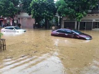 Mưa lớn trút xuống gây ngập lụt ở Lào Cai, ô tô ngụp lặn dưới nước - Ảnh 3.