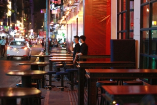 Ảnh: Quán bar ở Bùi Viện tiếp tục đóng cửa, nhiều bạn trẻ ngỡ ngàng vì phải ra đường đứng lúc 0 giờ - Ảnh 3.