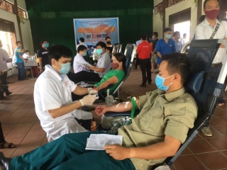 Hàng trăm người tình nguyện hiến máu hỗ trợ các bệnh viện tại Huế - Ảnh 3.