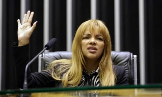 Vụ việc chấn động Brazil: Nữ nghị sĩ nổi tiếng với lòng bác ái nhận nuôi hàng chục đứa trẻ bị cáo buộc giết chồng, bóc trần vỏ bọc hoàn hảo bấy lâu nay - Ảnh 3.