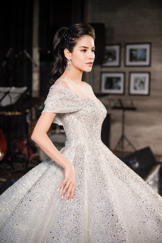 Lecia Bridal ra mắt dòng váy Luxury đính hàng trăm ngàn viên pha lê Swarovski - Ảnh 3.