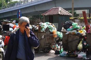 Công ty môi trường om lương công nhân, phố Hà Nội lại ngập ngụa rác - Ảnh 3.