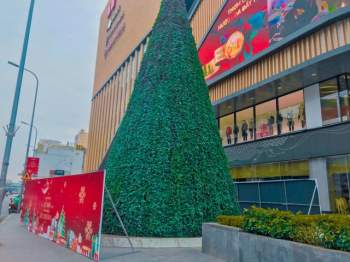 Những cây thông Noel khổng lồ chuẩn bị đổ bộ đường phố Hà Nội dịp Giáng sinh - Ảnh 4.