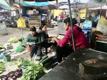 Nhiều chợ dân sinh tại Hà Nội, người dân phớt lờ quy định đeo khẩu trang để phòng chống dịch COVID-19 - Ảnh 4.