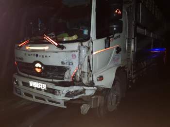 Ô tô con lao xuống vệ đường sau cú đối đầu với xe tải, tài xế Tu vong kẹt trong xe - Ảnh 3.