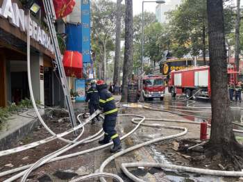 Một nhà hàng trên đường Trần Hưng Đạo bốc cháy dữ dội - Ảnh 3.