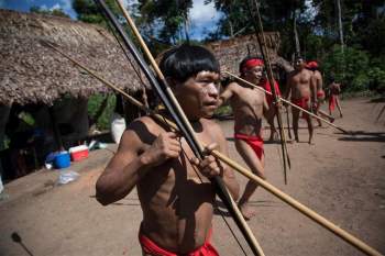 Tập tục kỳ lạ của bộ tộc sống biệt lập trong rừng sâu Amazon - Ảnh 3.