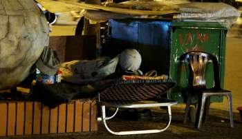Người vô gia cư co ro dưới cái lạnh cắt da cắt thịt ở Hà Nội - Ảnh 3.