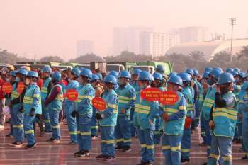 Hàng trăm cán bộ, chiến sĩ, công nhân ra quân bảo vệ môi trường, trật tự ATGT tại quận Nam Từ Liêm (Hà Nội) - Ảnh 4.