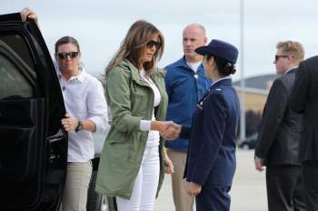 Những khoảnh khắc sóng gió ở Nhà Trắng của bà Melania - Ảnh 4.