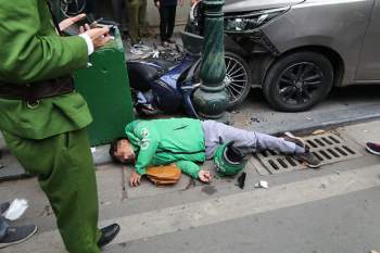 Ô tô gây T*i n*n trên phố Tràng Tiền (Hà Nội) khiến lái xe Grab bị thương nặng - Ảnh 3.