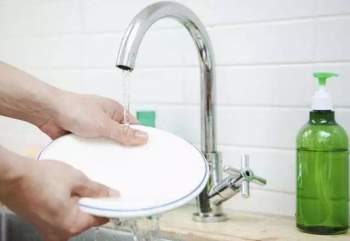 5 điều sai lầm mà nhiều người mắc phải khi rửa bát khiến vi khuẩn tăng lên gấp 70.000 lần, không rửa sạch thì bạn sẽ ăn hết chúng vào bụng - Ảnh 4.