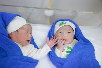 Hà Nội: Cặp song thai chào đời, 1 bé vẫn còn nguyên trong bọc điều - Ảnh 3.