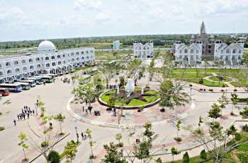 Nhìn qua tưởng khu du lịch nhưng hóa ra là... một trường đại học của Việt Nam: Toàn lâu đài trắng như bên trời Âu, bên trong có công viên giải trí hoàng tráng - Ảnh 3.