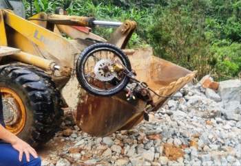 Hình ảnh rơi nước mắt về nạn nhân mất tích tại Rào Trăng: Chiếc ví lấm lem bùn đất, chiếc xe máy bị cuộn nát dưới lòng sông - Ảnh 4.