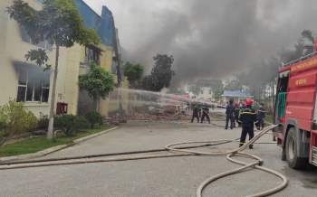 Hàng chục lính cứu hỏa dập đám cháy lớn tại công ty may - Ảnh 2.