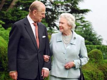 Bức ảnh Một lần gặp gỡ, trọn đời bên nhau của Nữ hoàng Anh và Hoàng tế Philip được lan truyền trên mạng, chỉ một ánh mắt đã nói lên tất cả - Ảnh 4.