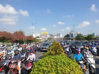 Ảnh: Cửa ngõ vào trung tâm Sài Gòn ùn tắc không lối thoát, ô tô và xe máy chen nhau dàn hàng kín mặt đường - Ảnh 3.