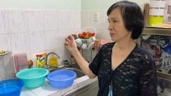 Khổ như Sài Gòn cúp nước: Người dân phải “nhịn” vệ sinh buổi tối, tích trữ nước trước 5 giờ chiều - Ảnh 3.