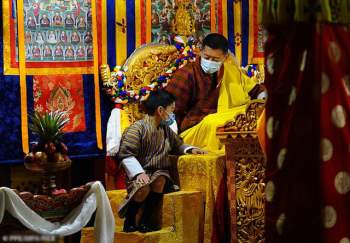 Vợ chồng Vua Bhutan dẫn hai con thăm thú đất nước - Ảnh 4.
