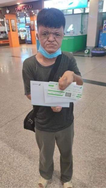  Nhận tin bố bị tai biến, chàng trai khuyết tật vội vã ra sân bay gom tất cả tiền lẻ chỉ được 350k và tấm vé quý giá của tình đồng bào - Ảnh 3.