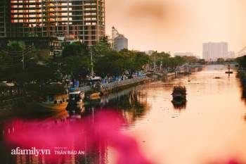 Thuyền hoa của người miền Tây chở Tết cho người Sài Gòn đã cập Bến Bình Đông, lượng khách đổ về ngày một đông dịp giáp Tết - Ảnh 22.