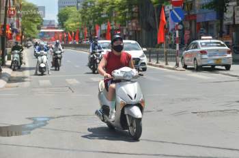 Nắng nóng đỉnh điểm từ đầu hè lên đến 40 độ C tại Hà Nội: Nhựa đường tan chảy, người dân dùng nước tưới đường giữa trưa - Ảnh 22.