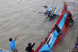Bão đi qua, nhà sập hết nhưng người dân ven biển Quảng Ngãi vẫn chung tay giúp đỡ nhau, phụ vớt thuyền bị chìm lên bờ - Ảnh 26.