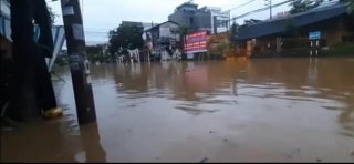 Mưa lớn trút xuống gây ngập lụt ở Lào Cai, ô tô ngụp lặn dưới nước - Ảnh 4.