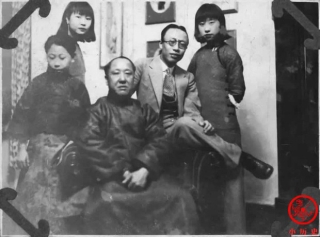 Loạt ảnh khắc họa toàn bộ cuộc sống của gia đình Hoàng đế nhà Thanh cuối cùng: 3 thế hệ chung sống dưới 1 mái nhà và những câu chuyện ít người biết - Ảnh 4.