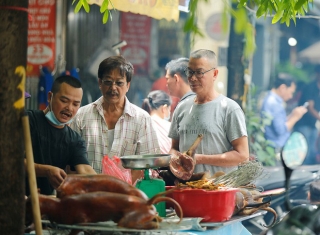 Hàng quán Hà Nội đông kín khách trước giờ thực hiện giãn cách - Ảnh 4.